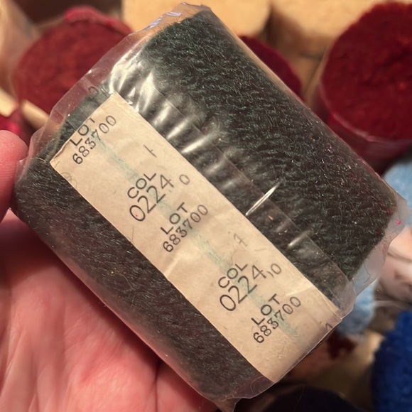 Vtg SPINNING WHEEL MARY MAXIM PreCut Latch Hook Rug yarn LOT 48 1-oz packs NEW - Picture 10 of 17